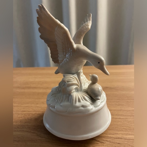 Music Box with Mallard Duck and Duckling by Arnart, Porcelain - Picture 2 of 4